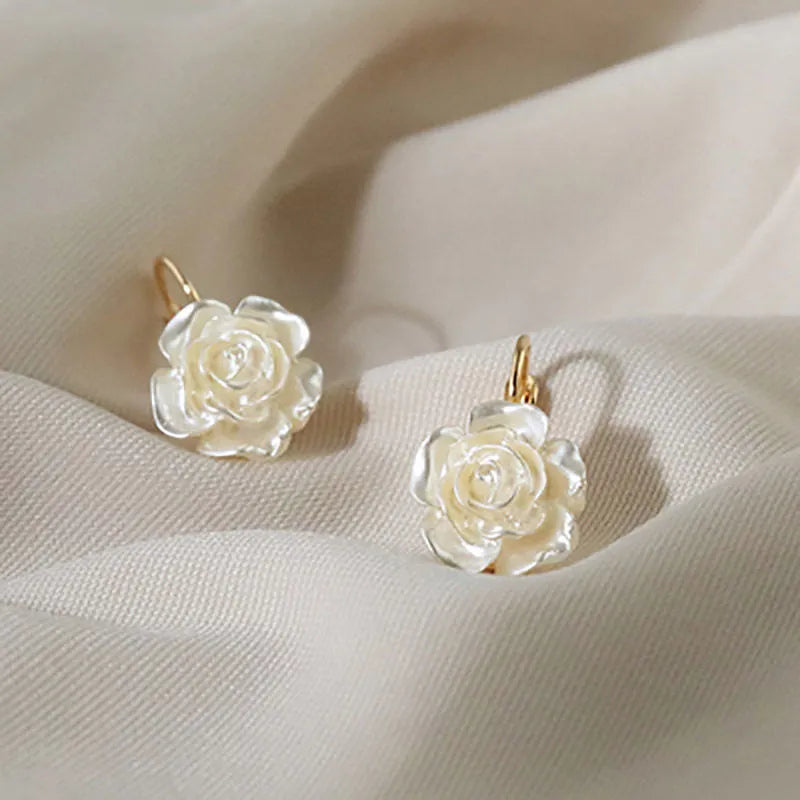 2024 Elegant White Shell Flower & Pearl Stud Earrings – Korean Fashion Statement Jewelry for Women, Perfect for Weddings & Special Occasions