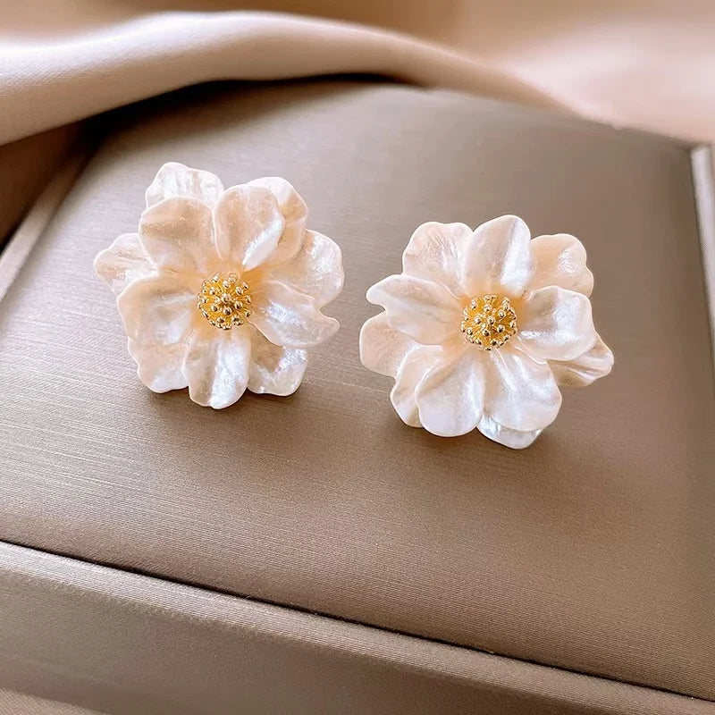 2024 Elegant White Shell Flower & Pearl Stud Earrings – Korean Fashion Statement Jewelry for Women, Perfect for Weddings & Special Occasions