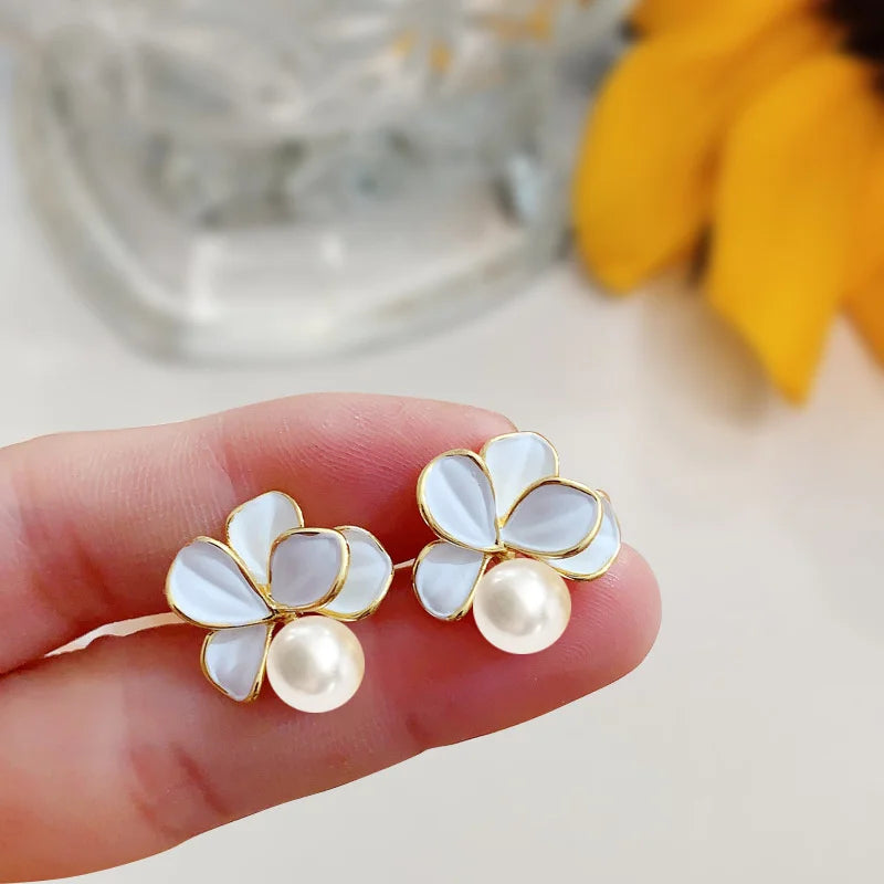 2024 Elegant White Shell Flower & Pearl Stud Earrings – Korean Fashion Statement Jewelry for Women, Perfect for Weddings & Special Occasions