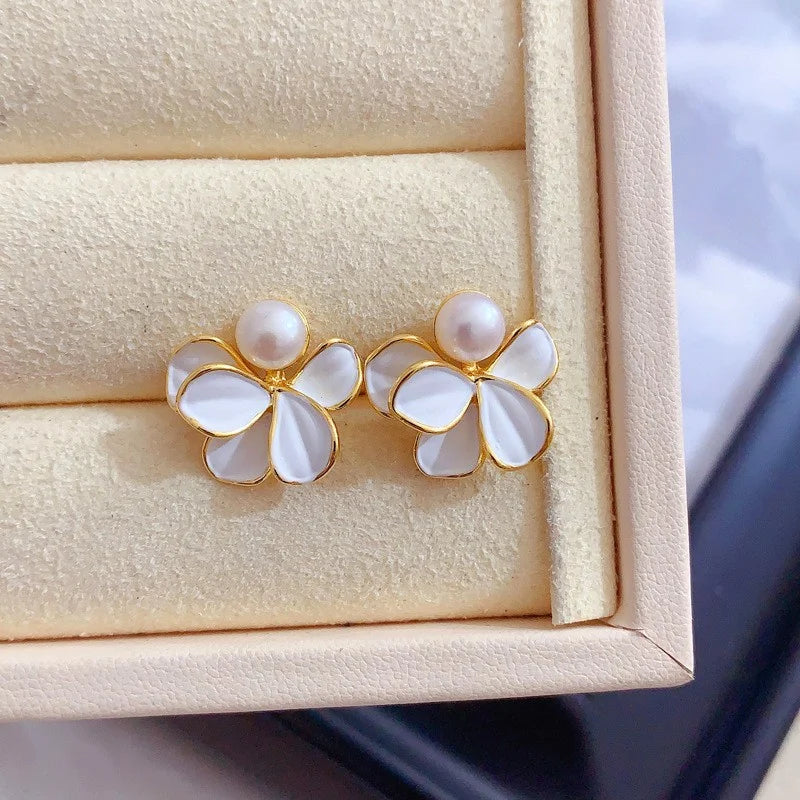 2024 Elegant White Shell Flower & Pearl Stud Earrings – Korean Fashion Statement Jewelry for Women, Perfect for Weddings & Special Occasions