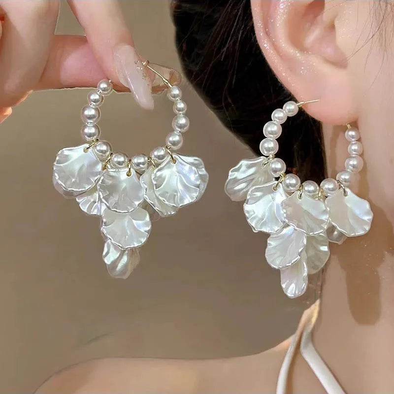 2024 Elegant White Shell Flower & Pearl Stud Earrings – Korean Fashion Statement Jewelry for Women, Perfect for Weddings & Special Occasions