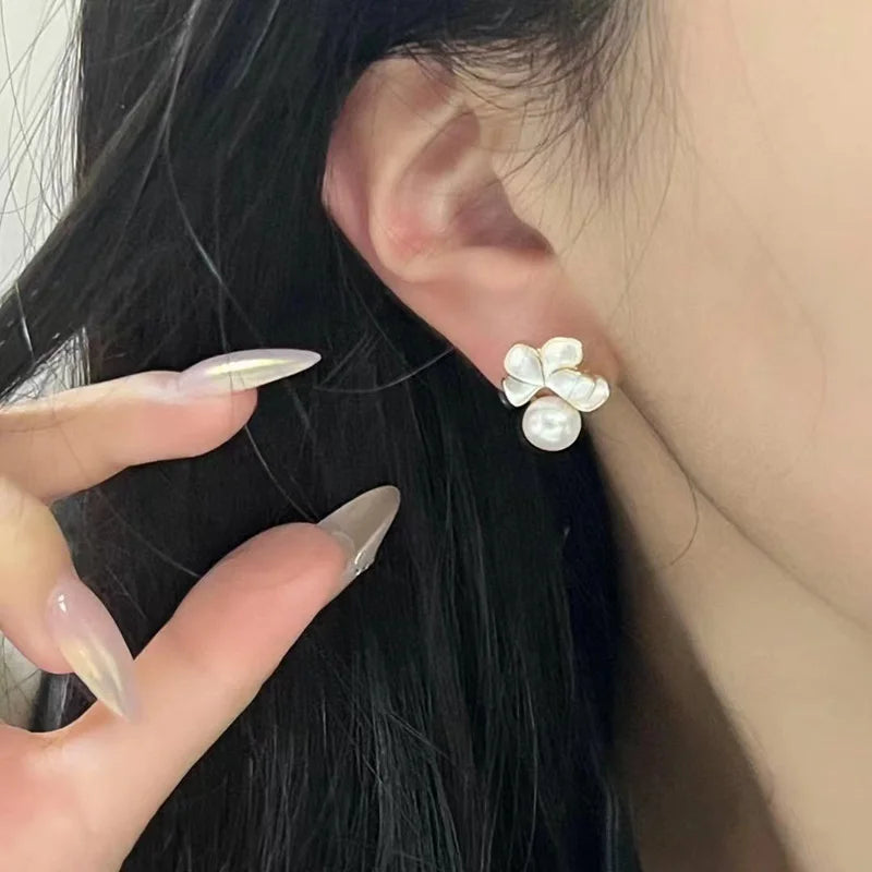 2024 Elegant White Shell Flower & Pearl Stud Earrings – Korean Fashion Statement Jewelry for Women, Perfect for Weddings & Special Occasions