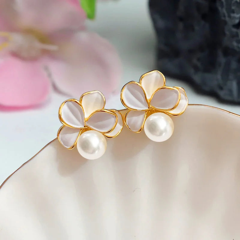 2024 Elegant White Shell Flower & Pearl Stud Earrings – Korean Fashion Statement Jewelry for Women, Perfect for Weddings & Special Occasions