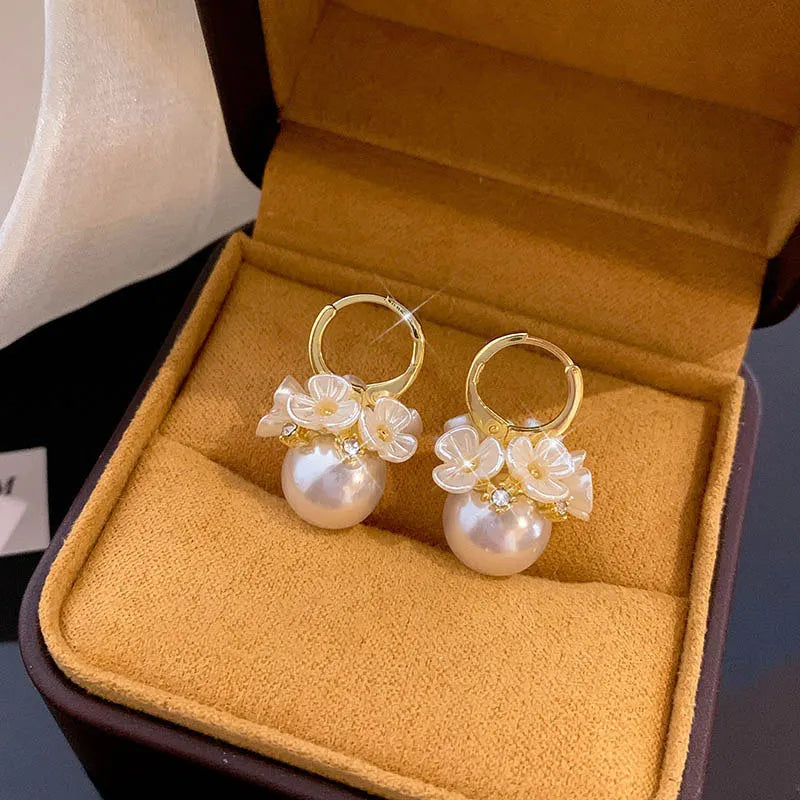 2024 Elegant White Shell Flower & Pearl Stud Earrings – Korean Fashion Statement Jewelry for Women, Perfect for Weddings & Special Occasions