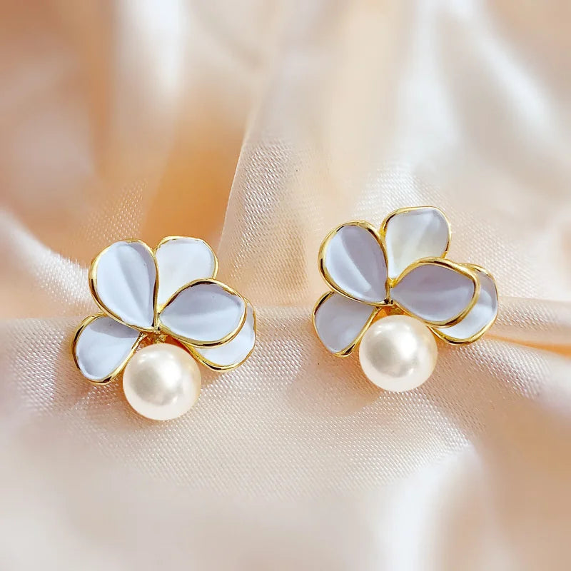 2024 Elegant White Shell Flower & Pearl Stud Earrings – Korean Fashion Statement Jewelry for Women, Perfect for Weddings & Special Occasions