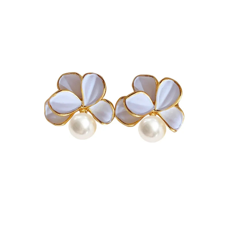 2024 Elegant White Shell Flower & Pearl Stud Earrings – Korean Fashion Statement Jewelry for Women, Perfect for Weddings & Special Occasions